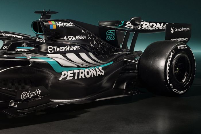 Mercedes W17 con los colores del equipo