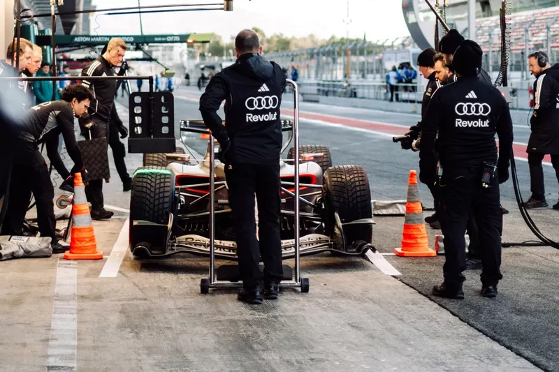 Audi R26 en el pit lane