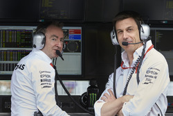 Paddy Lowe, Director Ejecutivo de Mercedes AMG F1, Toto Wolff, Mercedes AMG F1 accionista y Director