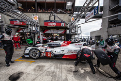 Піт-стоп і остання зміна пілотів #5 Toyota Racing Toyota TS050 Hybrid: Ентоні Девідсон, Себастьян Бу
