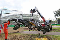 La McLaren MP4-31 di Fernando Alonso, McLaren viene rimossa dalla ghiaia dopo l'incidente che ha chi