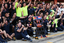 Победитель гонки Макс Ферстаппен, Red Bull Racing празднует с командой