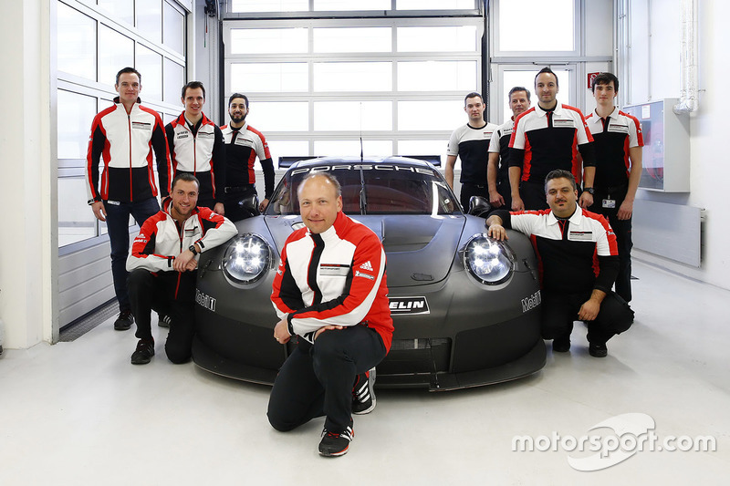 Marco Ujhasi, Porsche GT Motorsport Project Manager e il suo team con la Porsche GTE/GTLM 2017