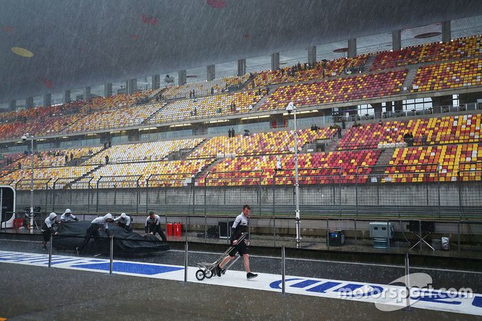 Fuerte lluvia en los pits