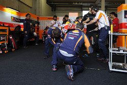 Mecánicos del equipo de Repsol Honda trabajan en la moto de Marc Márquez