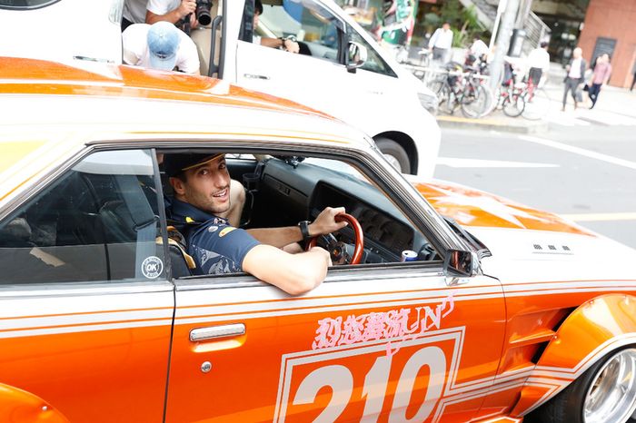 Daniel Ricciardo y Max Verstappen, Red Bull Racing conducen alrededor de Tokio en un coche de Bosozuko