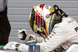 Переможець гонки Льюїс Хемілтон, Mercedes AMG F1 W07 Hybrid святкує в закритому парку