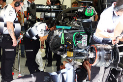 De McLaren MP4-31 van Stoffel Vandoorne, McLaren wordt onder handen genomen door zijn monteurs