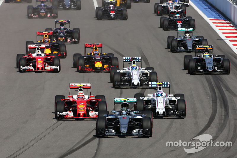 Nico Rosberg, Mercedes AMG F1 Team W07 lidera el inicio de la carrera