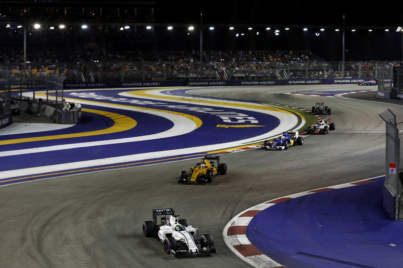 Felipe Massa, Williams FW38 Mercedes, leads Kevin Magnussen, Renault Sport F1 Team RS16 and Marcus Ericsson, Sauber C35 Ferrari