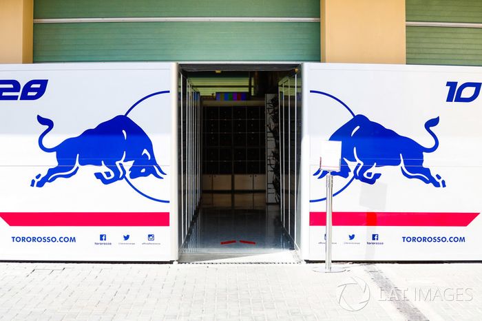 Boxes de Pierre Gasly, Scuderia Toro Rosso y Brendan Hartley, Scuderia Toro Rosso