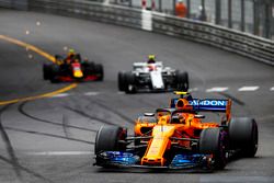 Stoffel Vandoorne, McLaren MCL33, leads Charles Leclerc, Sauber C37, and Max Verstappen, Red Bull Racing RB14