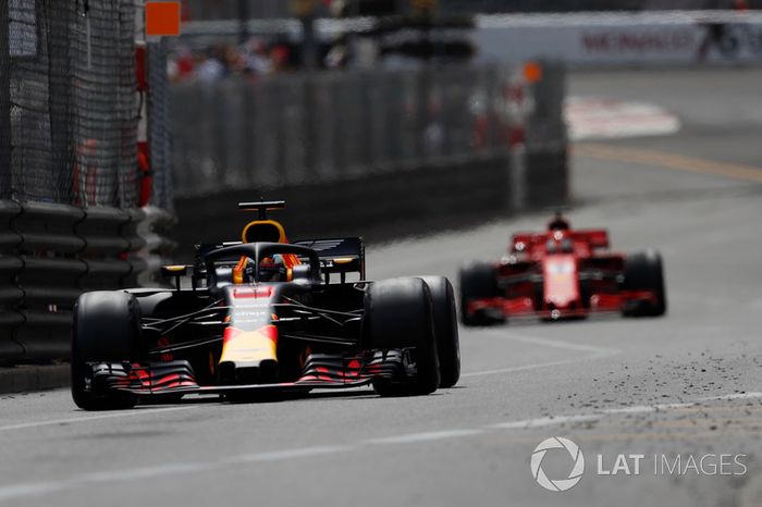 Daniel Ricciardo, Red Bull Racing RB14 leads Sebastian Vettel, Ferrari SF71H