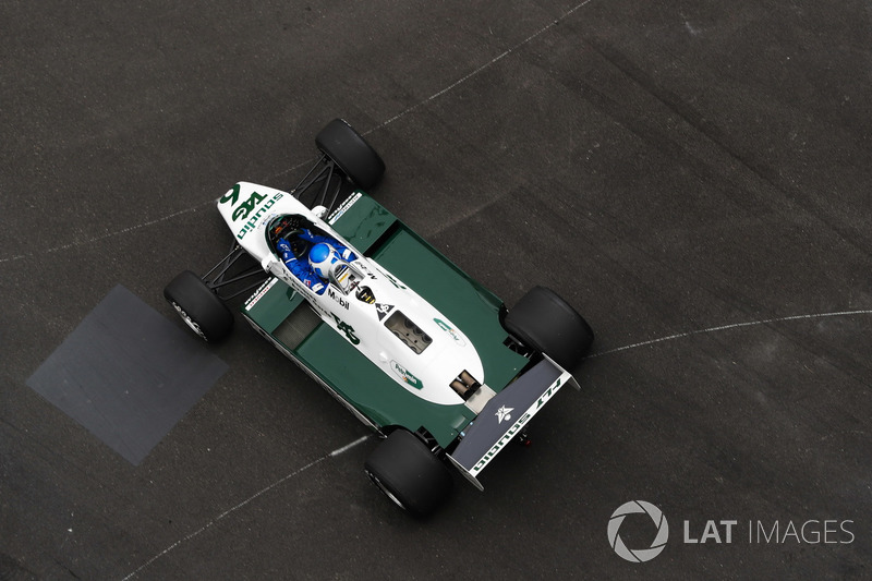 Keke Rosberg guida la sua monoposto iridate Williams FW08