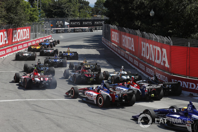 Josef Newgarden, Team Penske Chevrolet leads the field into turn two