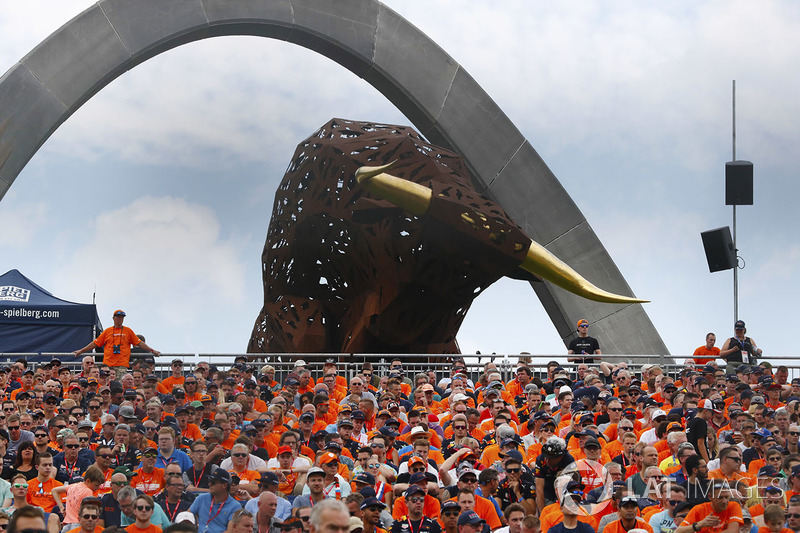 Tifosi olandesi in tribuna, davanti alla scultura del toro