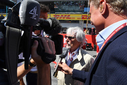 Bernie Ecclestone, talks with David Coulthard, Channel 4 F1 and Mark Webber, on the grid