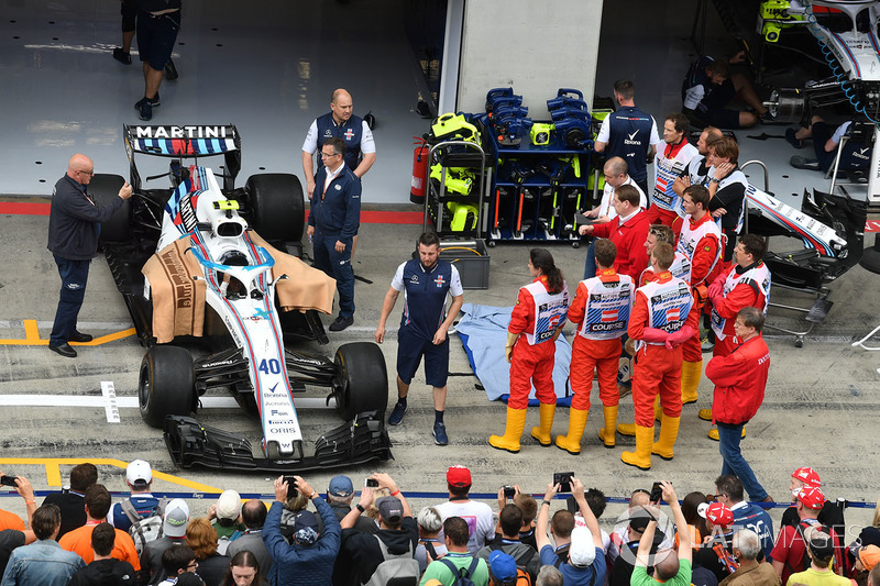 Williams FW41 in pit lane and fans