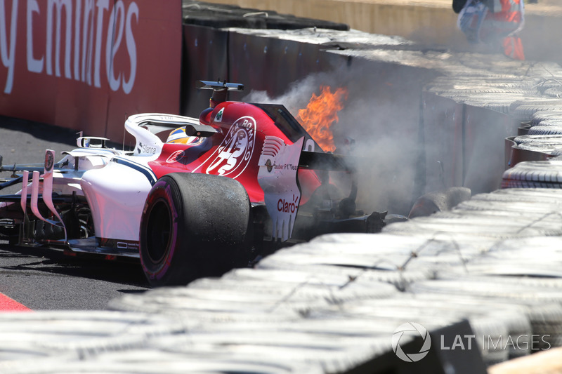 Marcus Ericsson, Sauber C37 crashes in FP1 and catches fire