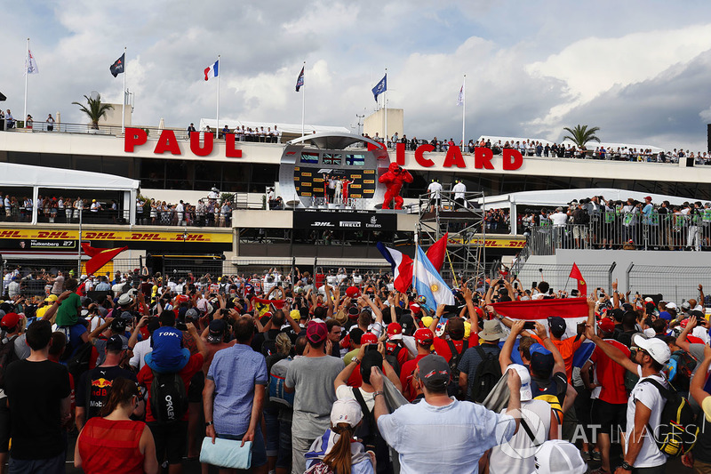 Max Verstappen, Red Bull Racing, 2° classificato, Ron Meadows, direttore sportivo, Mercedes AMG, Lewis Hamilton, Mercedes AMG F1, 1° classificato, e Kimi Raikkonen, Ferrari, 3° classificato, sul podio