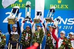 Algemeen podium: winnaars Sébastien Buemi, Kazuki Nakajima, Fernando Alonso, Toyota Gazoo Racing