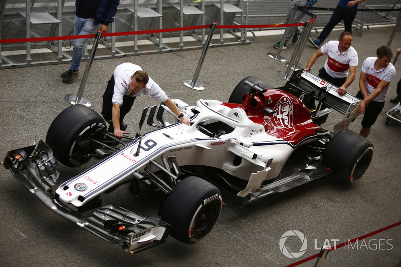 Dei membri del team Sauber spingono la monoposto di Marcus Ericsson Sauber C37 in pit lane