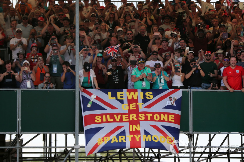 Lewis Hamilton fans