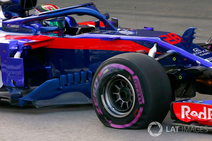 Brendon Hartley, Toro Rosso STR13 Honda, regresa a los boxes con una rueda rota y un neumático pinchado