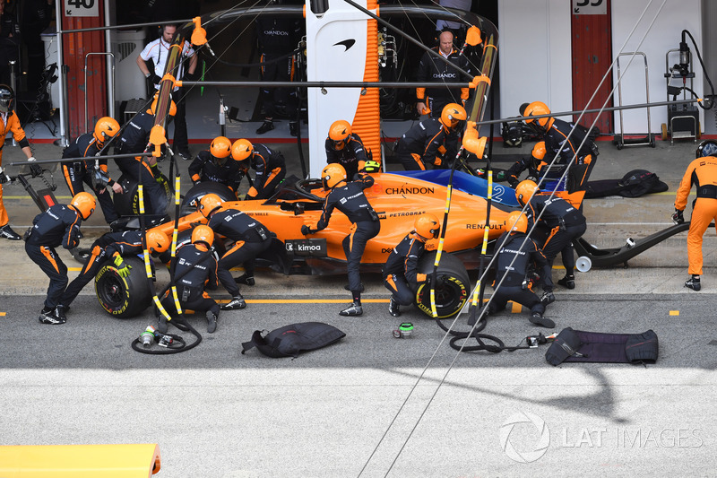 Stoffel Vandoorne, McLaren MCL33 pit stop