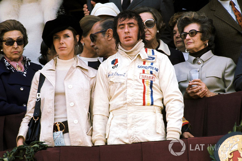 Podio: il vincitore della gara Jackie Stewart, Tyrrell, con la moglie Helen