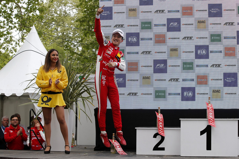 Sur le podium : le vainqueur Guanyu Zhou, PREMA Theodore Racing Dallara F317 - Mercedes-Benz