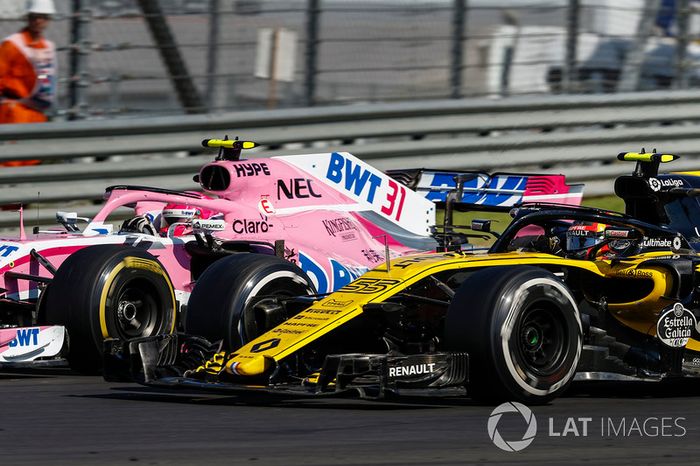 Esteban Ocon, Force India VJM11, lucha con Carlos Sainz Jr., Renault Sport F1 Team R.S. 18