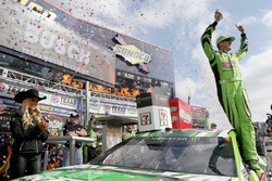 Race winner Kyle Busch, Joe Gibbs Racing, Toyota Camry Interstate Batteries