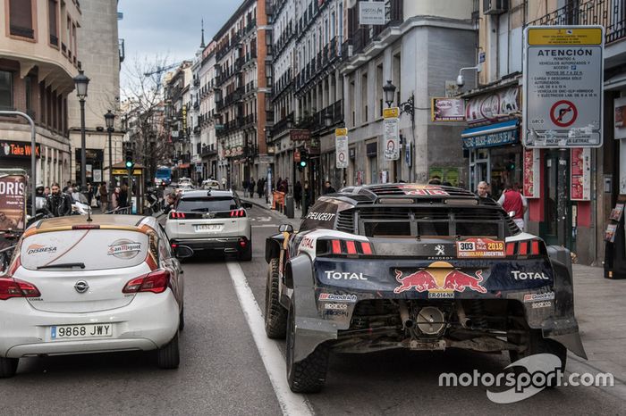 Carlos Sainz, Lucas Cruz, Peugeot Sport en las calles de Madrid