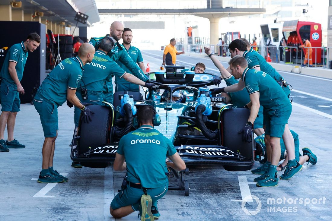 Mechanicy pchają Felipe Drugovicha, Aston Martin AMR24