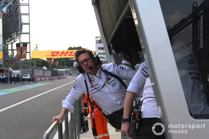 Andrew Shovlin, Director de Ingeniería en pista del equipo Mercedes-AMG F1, en el muro de boxes.