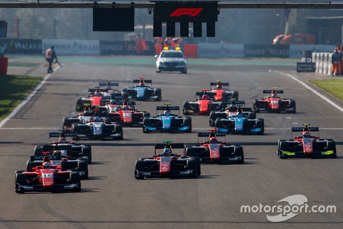 Joey Mawson, Arden International por delante de Jake Hughes, ART Grand Prix, y el resto de la parrilla en la salida