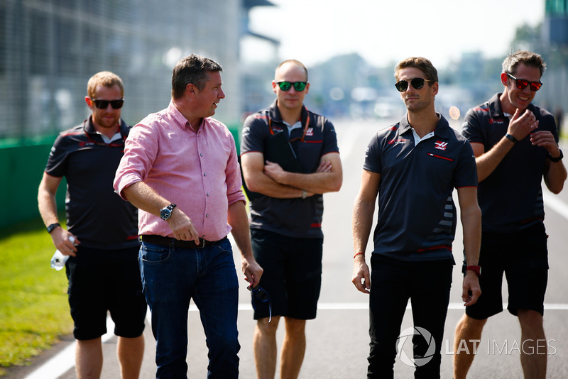 Romain Grosjean, Haas F1 Team, ispeziona il cricuito