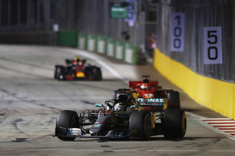 Lewis Hamilton, Mercedes AMG F1 W09 EQ Power+, precede Sebastian Vettel, Ferrari SF71H, e Max Verstappen, Red Bull Racing RB14