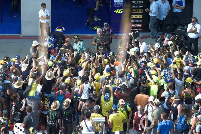 Valentino Rossi, Yamaha Factory Racingw con fans