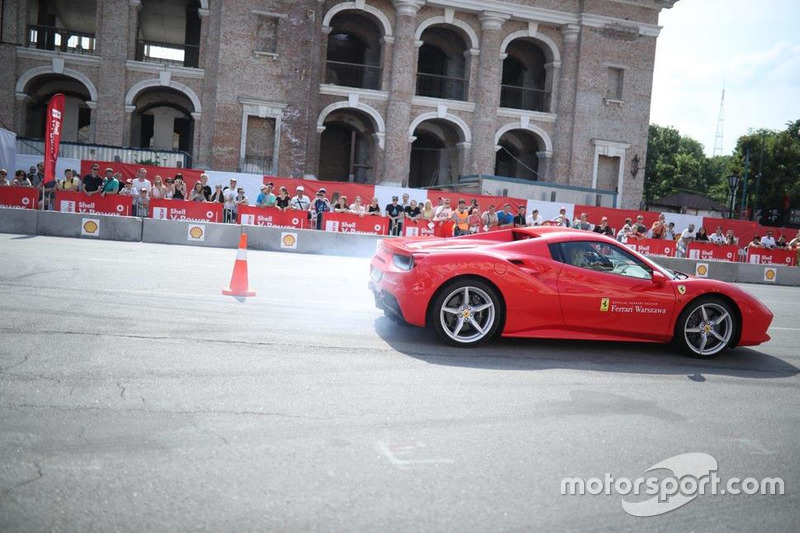 Марк Жене за кермом Ferrari