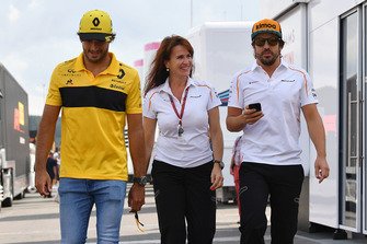 Carlos Sainz Jr., Renault Sport F1 Team, Silvia Hoffer Frangipane, McLaren Press Officer and Fernando Alonso, McLaren