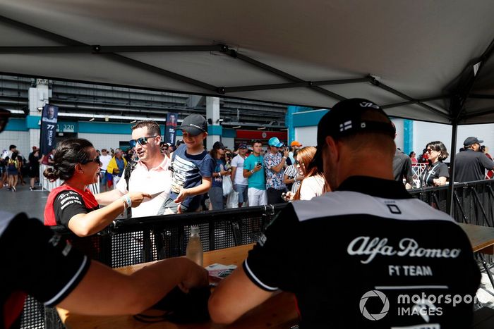 Valtteri Bottas, Alfa Romeo C42 tiene un encuentro con los aficionados