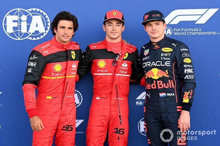 Los tres primeros clasificados: segundo Carlos Sainz, Ferrari, ganador de la pole Charles Leclerc, Ferrari, tercero Max Verstappen, Red Bull Racing