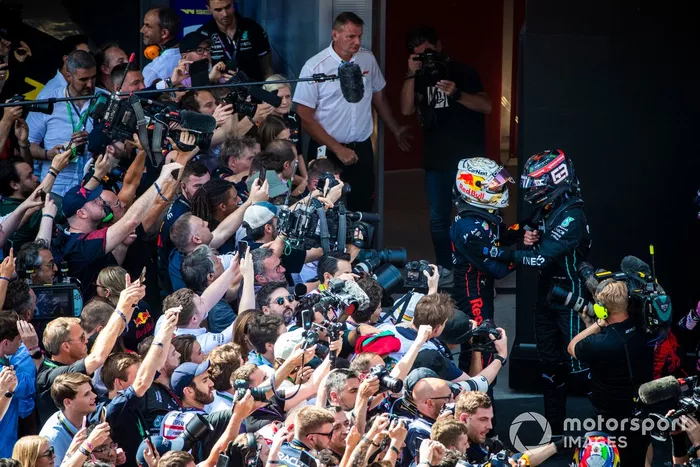 El ganador Max Verstappen, Red Bull Racing, y el tercero, George Russell, Mercedes-AMG, se felicitan en el parque cerrado