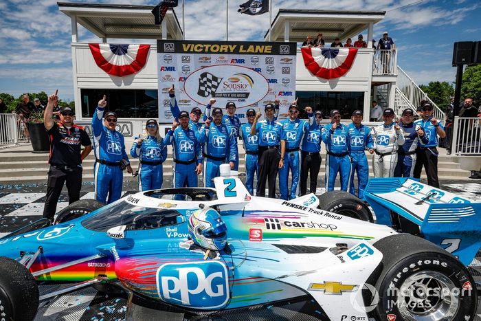 Ganador Josef Newgarden, Team Penske Chevrolet celebración del equipo