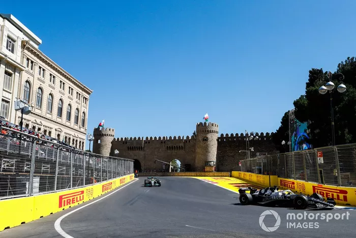 Pierre Gasly, AlphaTauri AT03, Lewis Hamilton, Mercedes W13