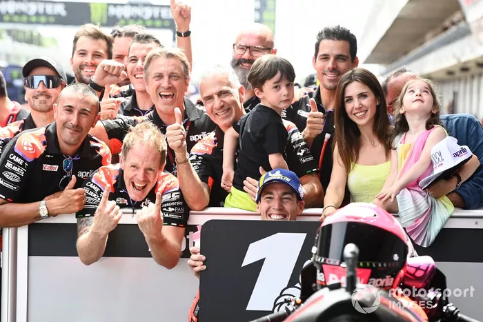 Polesitter Aleix Espargaro, Aprilia Racing, mit Familie