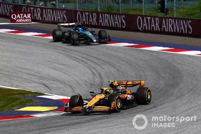Lando Norris, McLaren MCL38, George Russell, Mercedes F1 W15