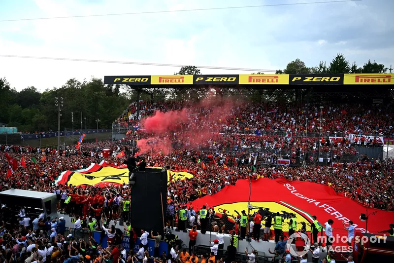 Les tifosi affichent leur soutien lors de la cérémonie du podium